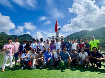 Công ty cổ phần Gạch Tuynel Viên Châu tổ chức chuyến du lịch tại du thuyền hồ Na Hang cho cán bộ công nhân viên
