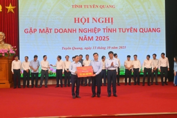 Công ty Cổ phần Lâm sản và Khoáng sản Tuyên Quang ủng hộ đồng bào các tỉnh bị ảnh hưởng bởi mưa lũ